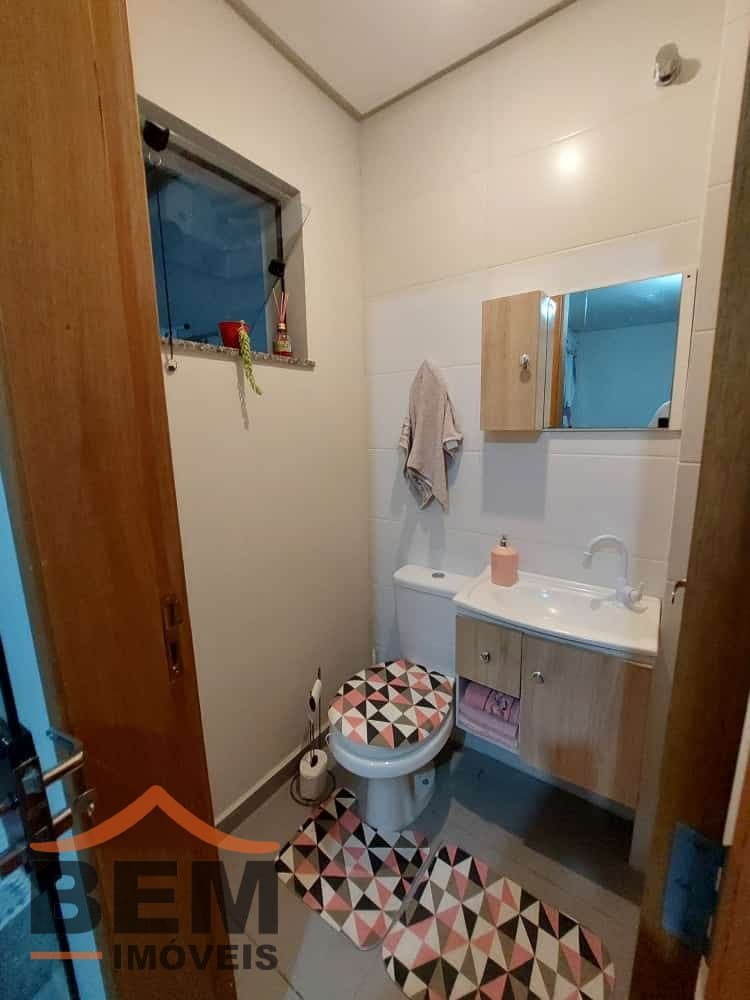 Casa à Venda com 2 quartos sendo 2 suítes no bairro Santa Regina em Camboriú/SC