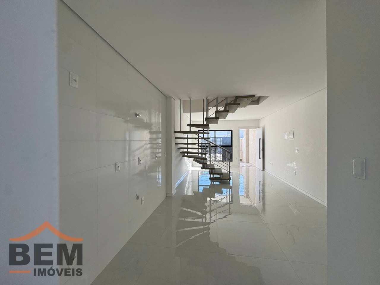 Casa à Venda com 2 quartos sendo 2 suítes, 1 vaga no bairro Santa Regina em Camboriú/SC