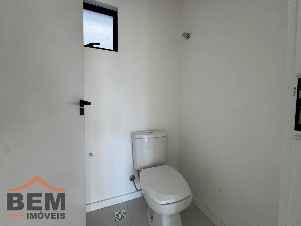 Casa à Venda com 2 quartos sendo 2 suítes, 1 vaga no bairro Santa Regina em Camboriú/SC