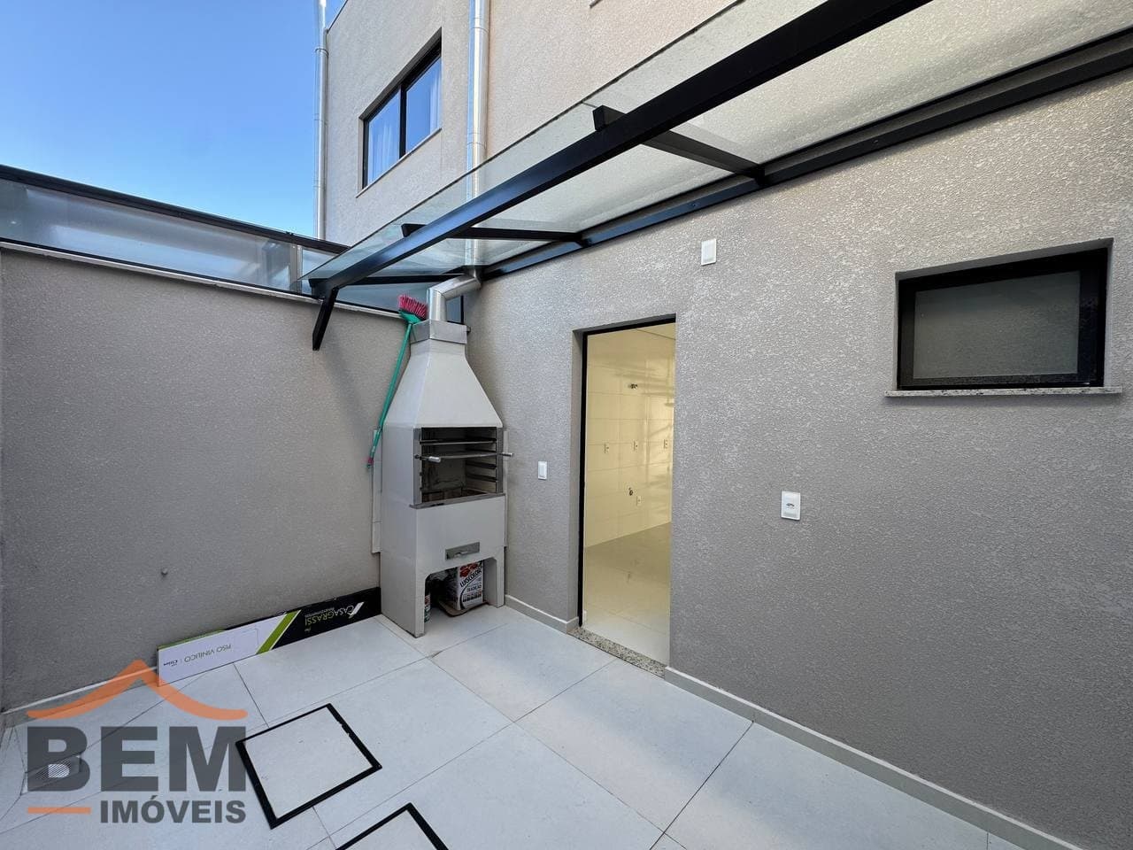 Casa à Venda com 2 quartos sendo 2 suítes, 1 vaga no bairro Santa Regina em Camboriú/SC