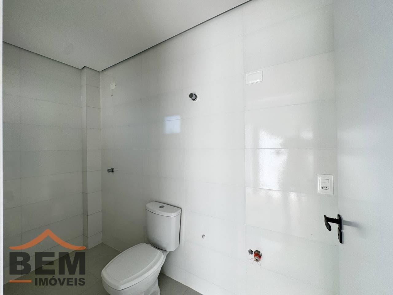 Casa à Venda com 2 quartos sendo 2 suítes, 1 vaga no bairro Santa Regina em Camboriú/SC