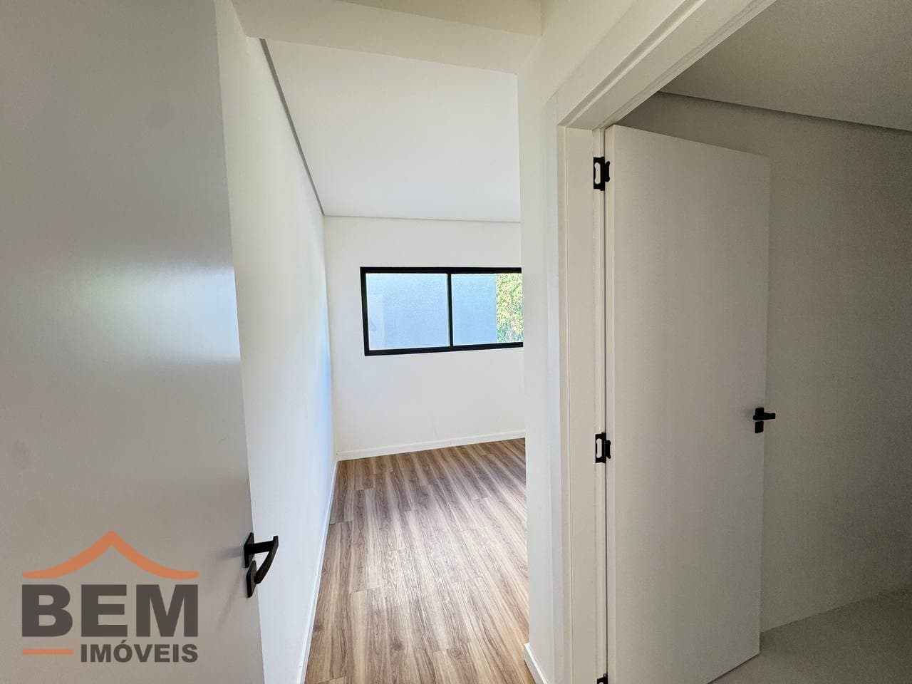 Casa à Venda com 2 quartos sendo 2 suítes, 1 vaga no bairro Santa Regina em Camboriú/SC