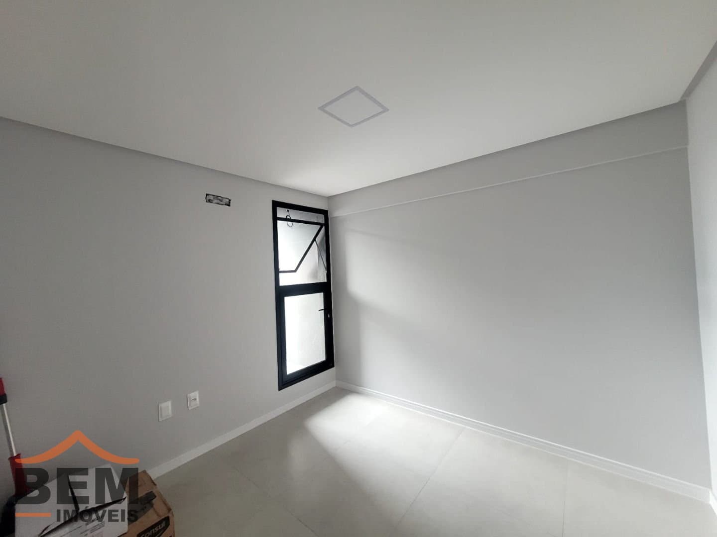 Apartamento para Locação com 3 quartos sendo 1 suíte, 2 vagas no bairro Vila Operária em Itajaí/SC