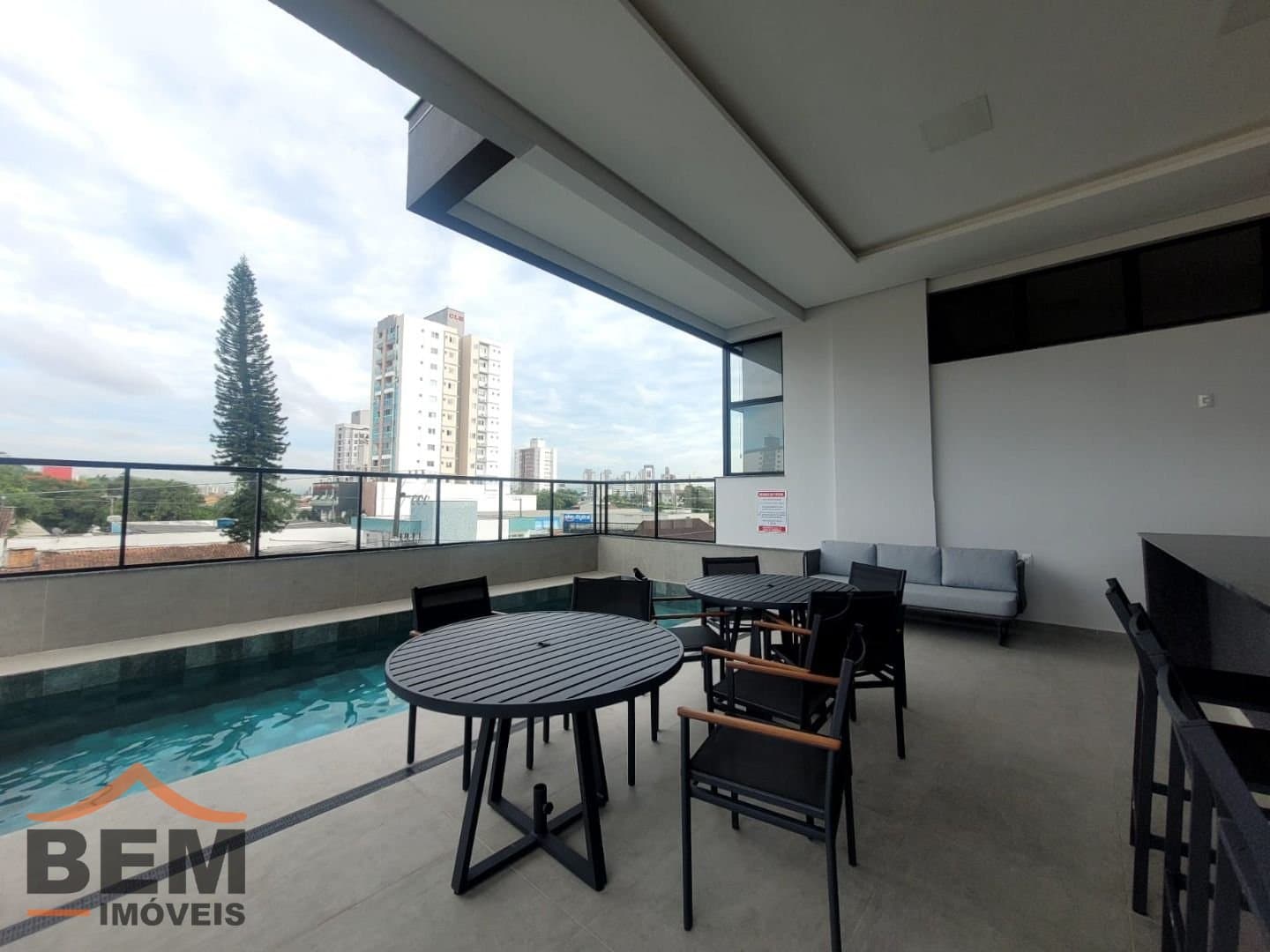 Apartamento para Locação com 3 quartos sendo 1 suíte, 2 vagas no bairro Vila Operária em Itajaí/SC