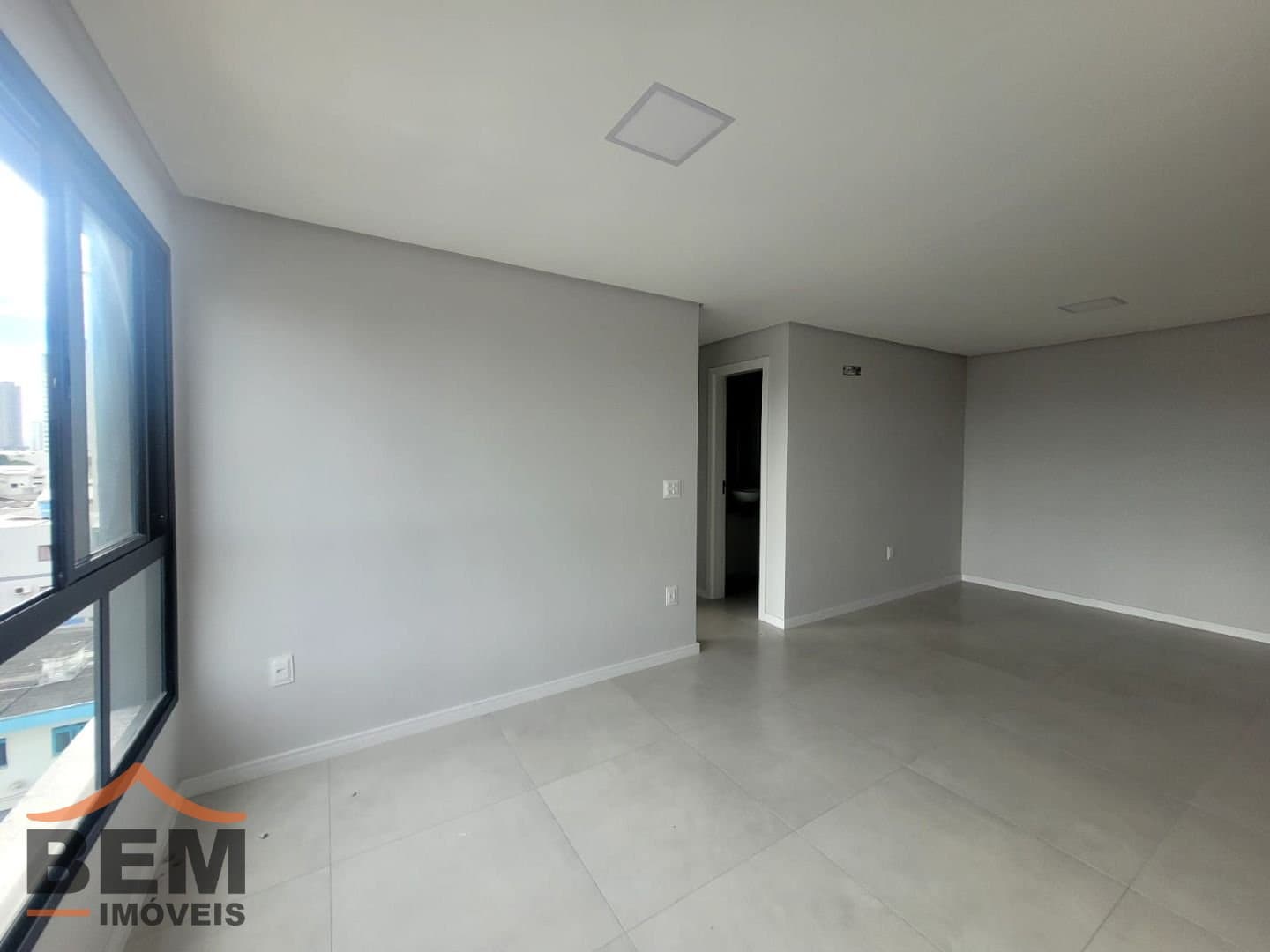 Apartamento para Locação com 3 quartos sendo 1 suíte, 2 vagas no bairro Vila Operária em Itajaí/SC