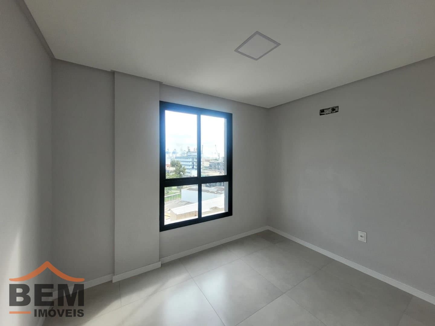 Apartamento para Locação com 3 quartos sendo 1 suíte, 2 vagas no bairro Vila Operária em Itajaí/SC