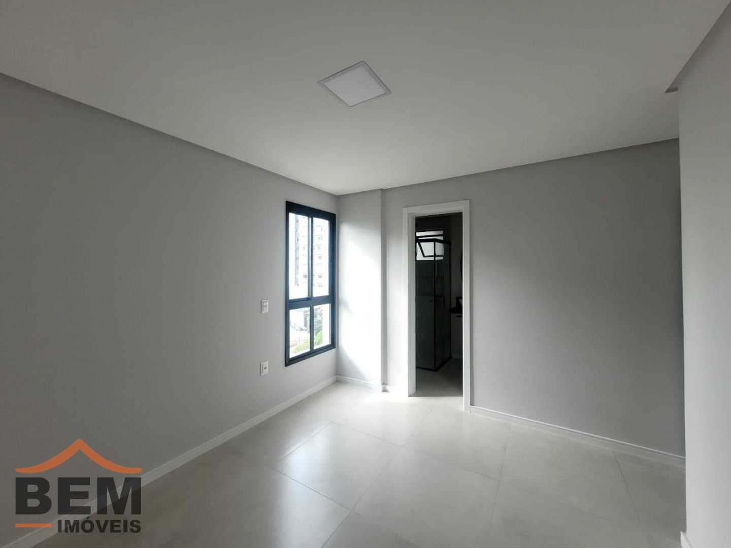 Apartamento para Locação com 3 quartos sendo 1 suíte, 2 vagas no bairro Vila Operária em Itajaí/SC