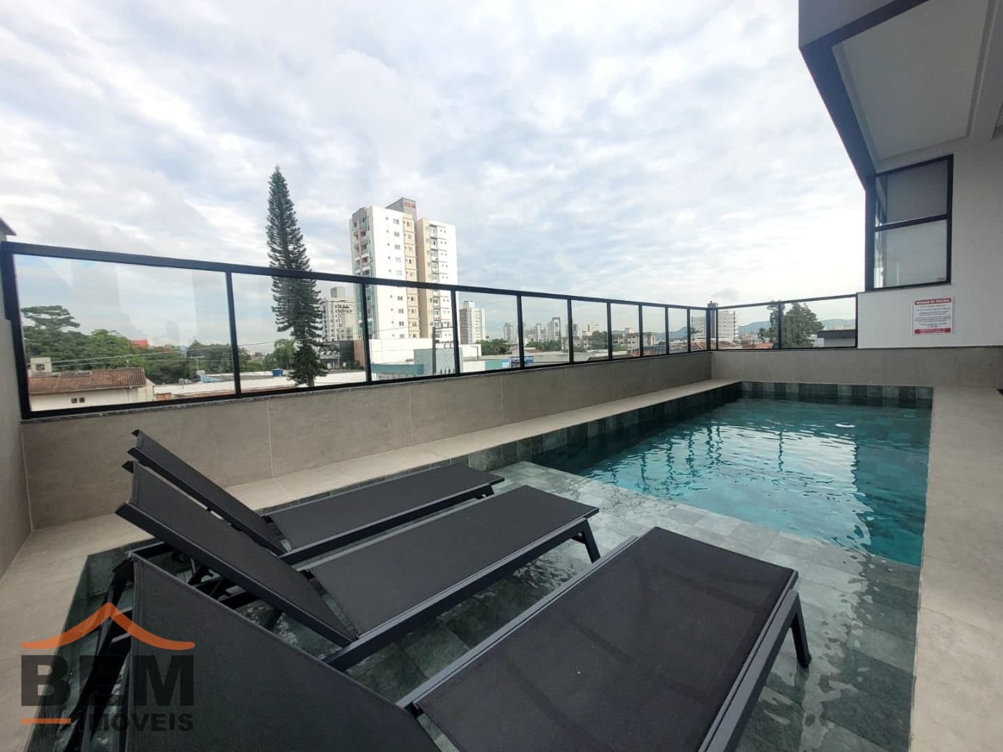 Apartamento para Locação com 3 quartos sendo 1 suíte, 2 vagas no bairro Vila Operária em Itajaí/SC