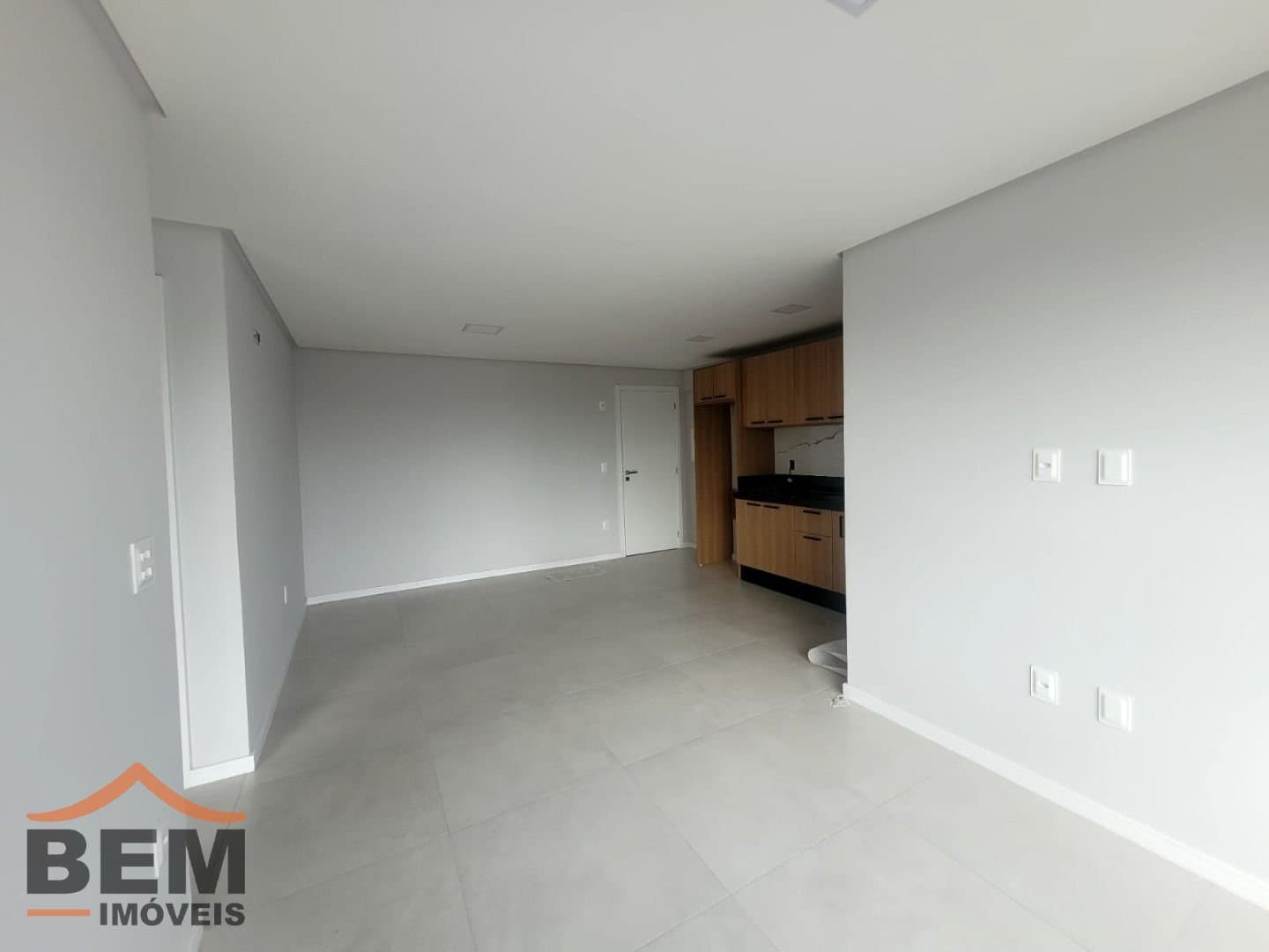 Apartamento para Locação com 3 quartos sendo 1 suíte, 2 vagas no bairro Vila Operária em Itajaí/SC