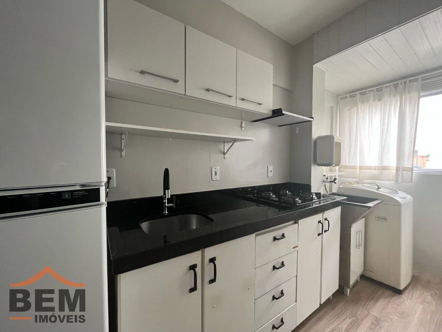 Apartamento para Locação com 1 quarto sendo 1 suíte no bairro Municipios em Balneário Camboriú/SC: 08- COZINHA
