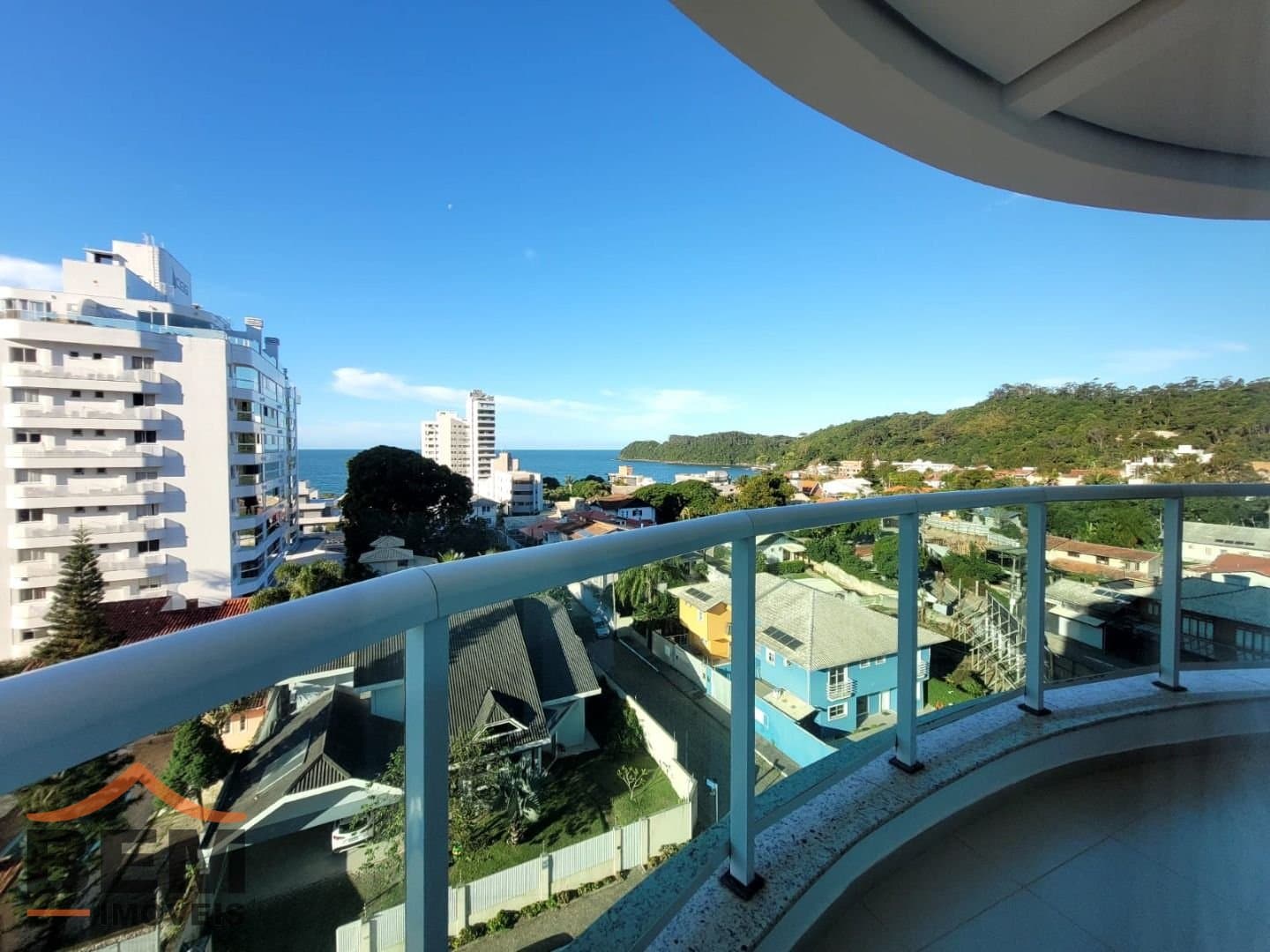 Apartamento para alugar com 3 quartos e 110 m² no bairro Cabeçudas, em Itajaí.
