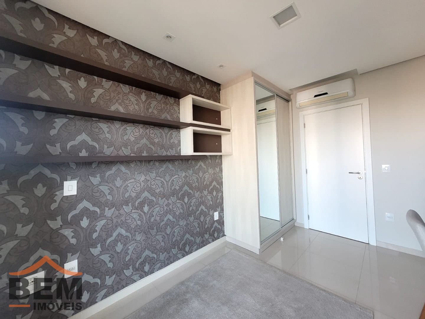 Apartamento para alugar com 3 quartos e 110 m² no bairro Cabeçudas, em Itajaí.