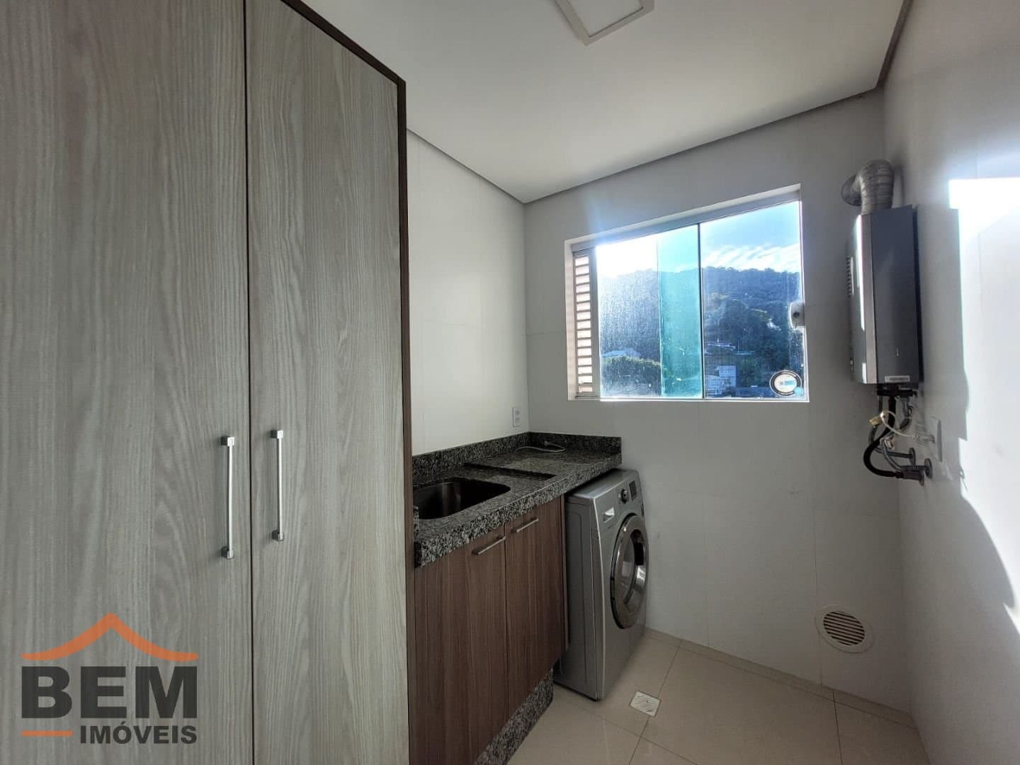 Apartamento para alugar com 3 quartos e 110 m² no bairro Cabeçudas, em Itajaí.