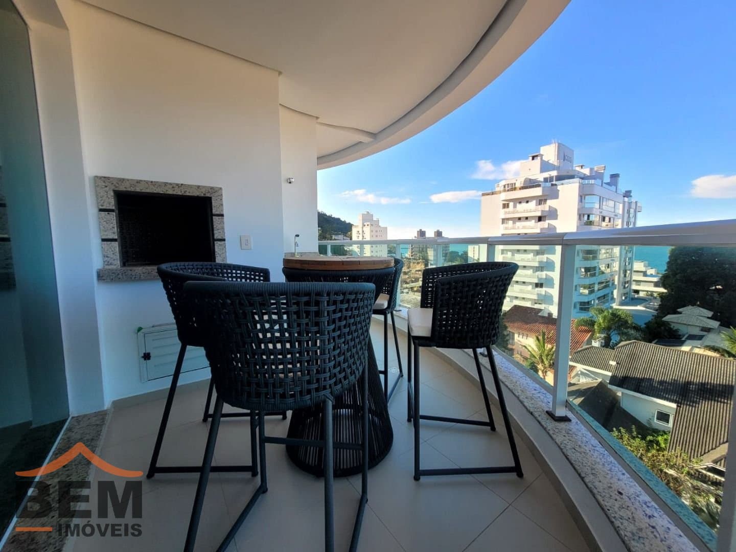 Apartamento para alugar com 3 quartos e 110 m² no bairro Cabeçudas, em Itajaí.