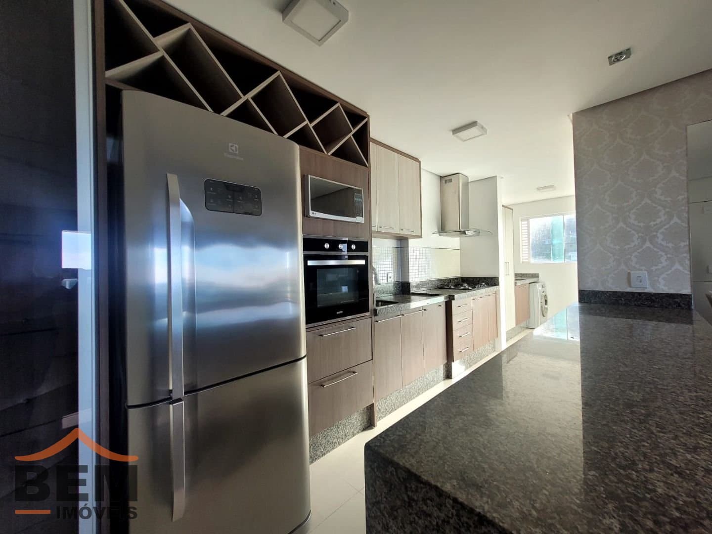 Apartamento para alugar com 3 quartos e 110 m² no bairro Cabeçudas, em Itajaí.