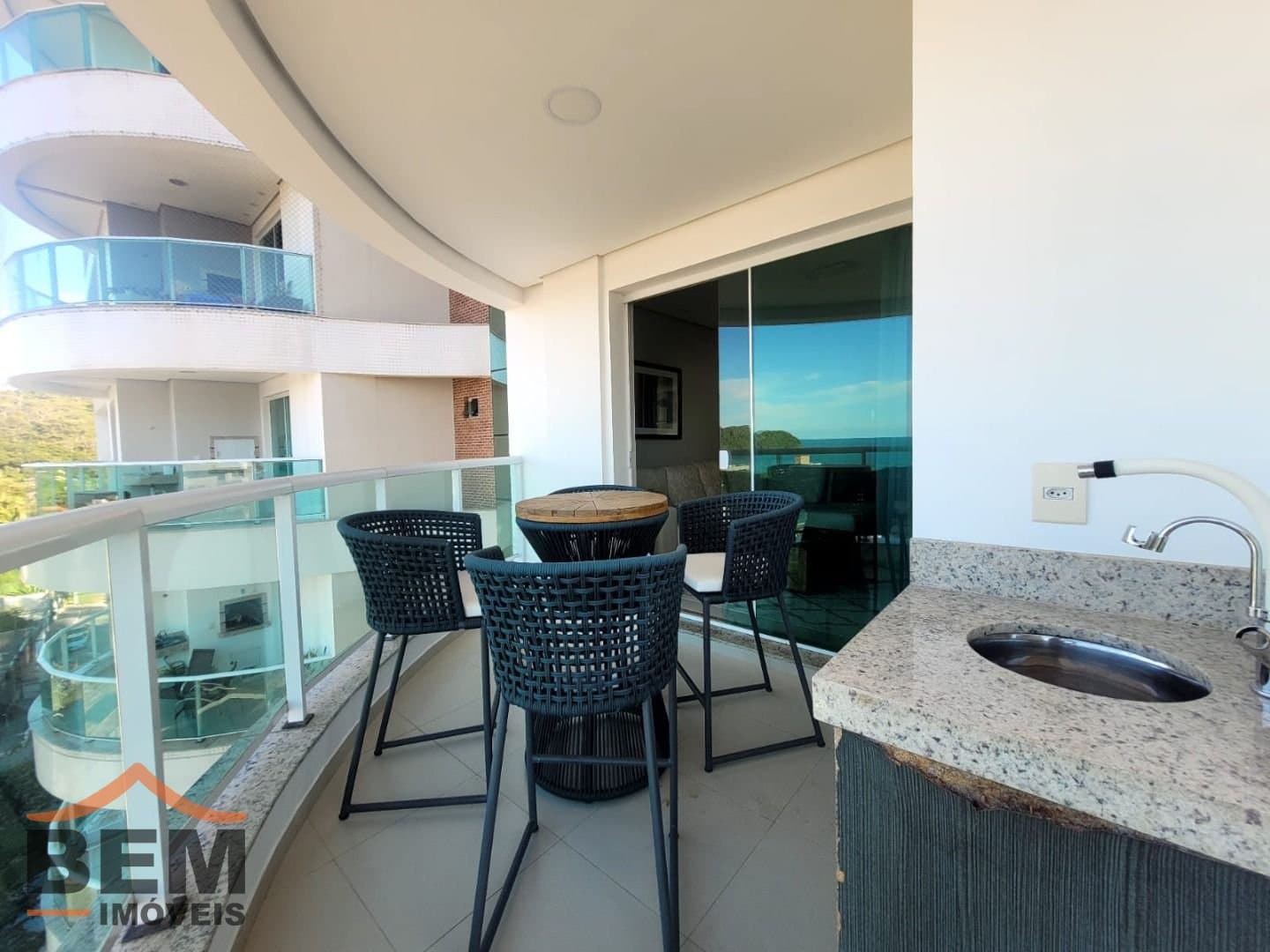 Apartamento para alugar com 3 quartos e 110 m² no bairro Cabeçudas, em Itajaí.