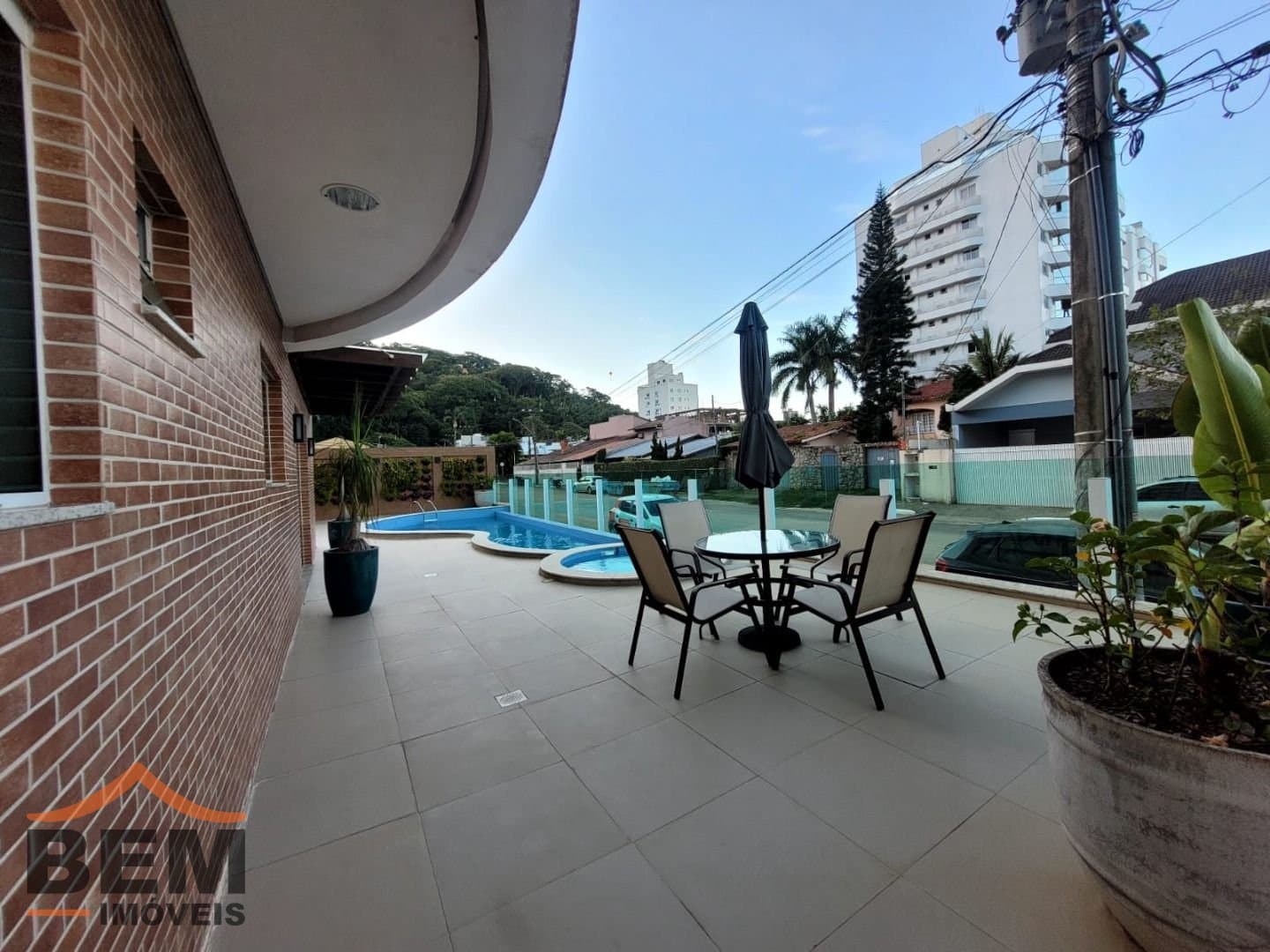 Apartamento para alugar com 3 quartos e 110 m² no bairro Cabeçudas, em Itajaí.