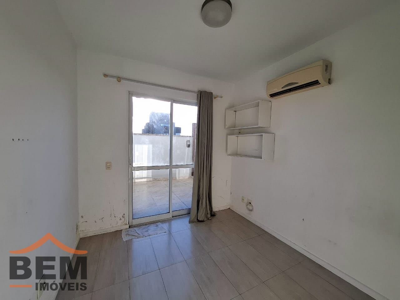 Apartamento para Locação com 3 quartos sendo 1 suíte, 1 vaga no bairro Bairro Areias em Camboriú/SC