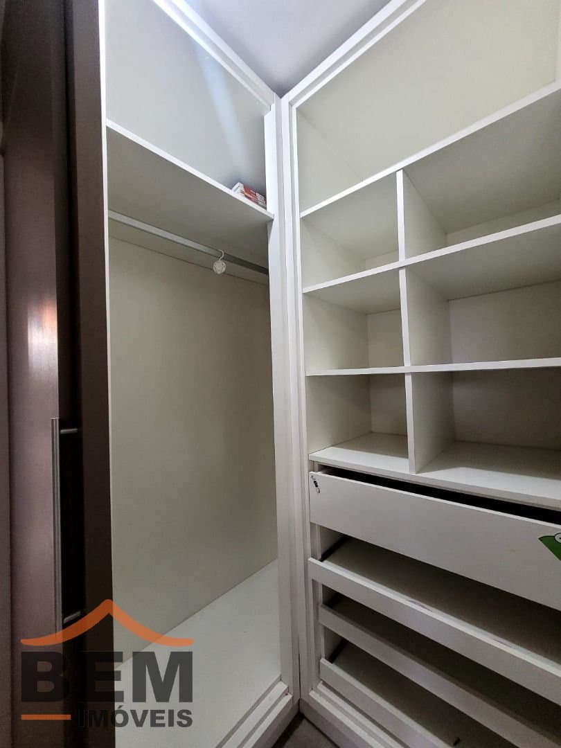 Apartamento para Locação com 3 quartos sendo 1 suíte, 2 vagas no bairro Centro em Itajaí/SC