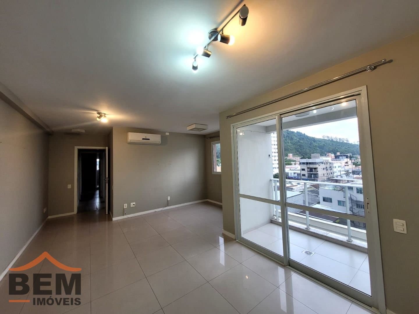 Apartamento para Locação com 3 quartos sendo 1 suíte, 2 vagas no bairro Centro em Itajaí/SC