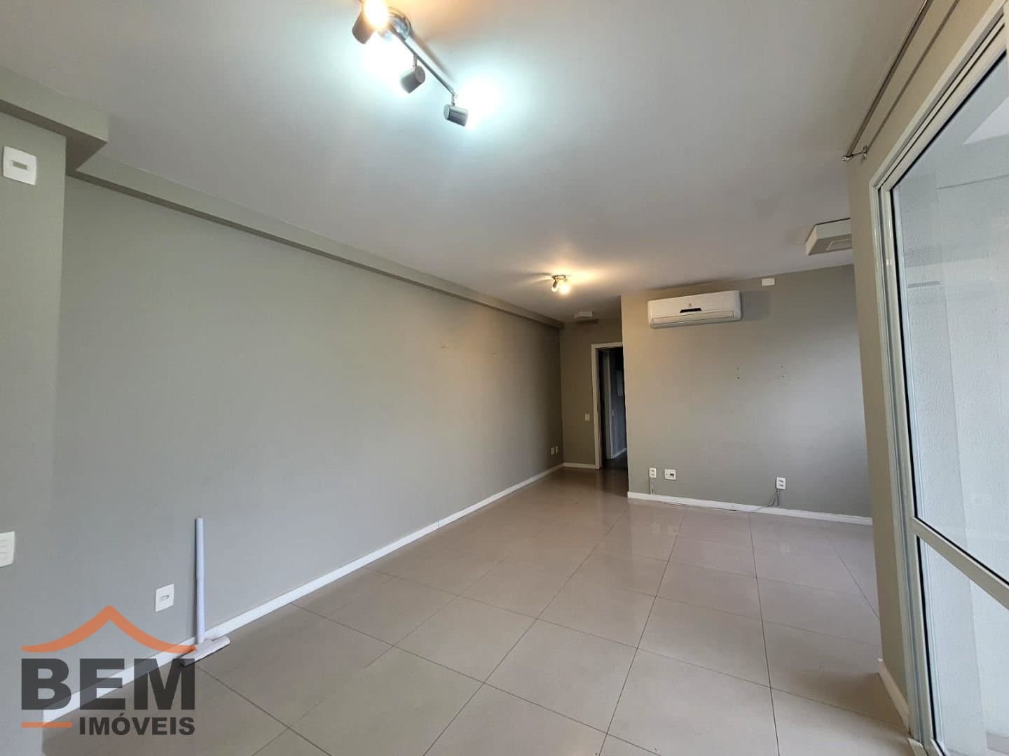 Apartamento para Locação com 3 quartos sendo 1 suíte, 2 vagas no bairro Centro em Itajaí/SC