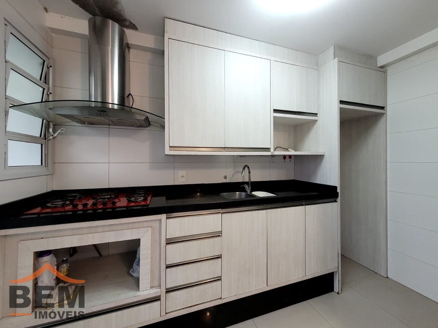 Apartamento para Locação com 3 quartos sendo 1 suíte, 2 vagas no bairro Centro em Itajaí/SC