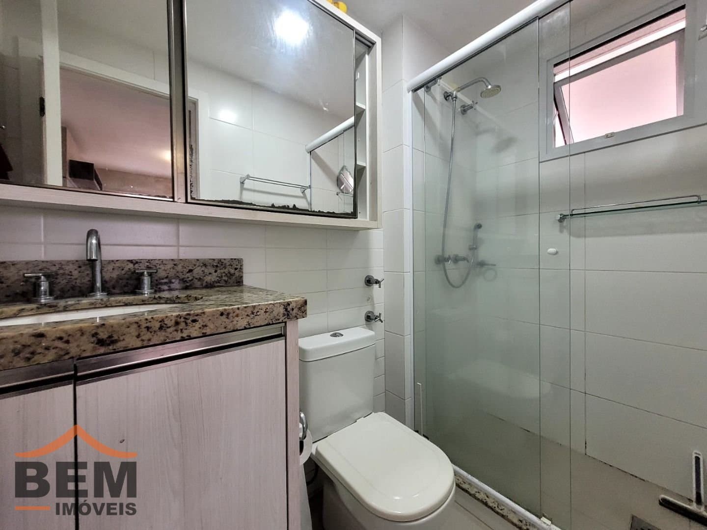 Apartamento para Locação com 3 quartos sendo 1 suíte, 2 vagas no bairro Centro em Itajaí/SC