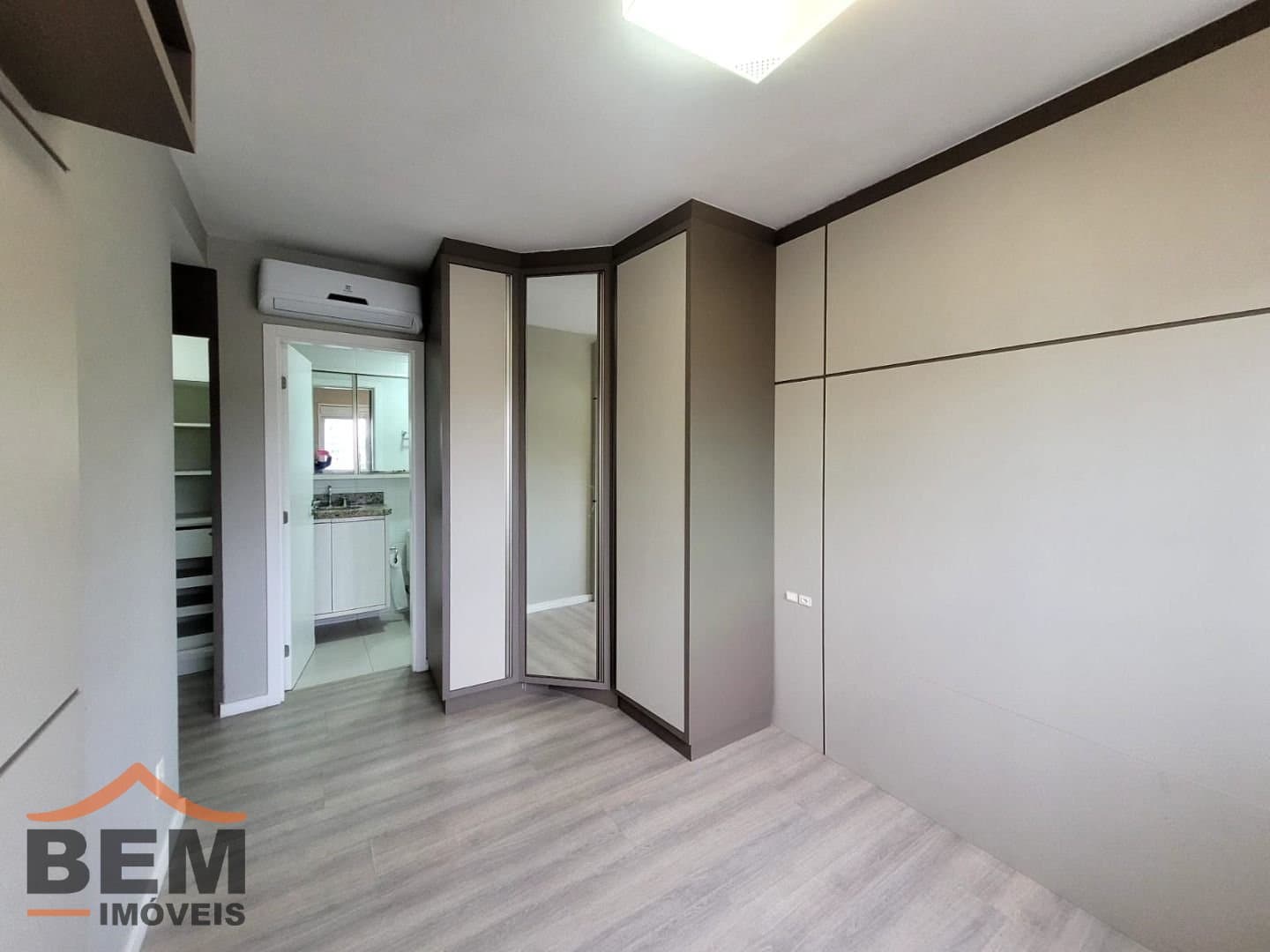 Apartamento para Locação com 3 quartos sendo 1 suíte, 2 vagas no bairro Centro em Itajaí/SC