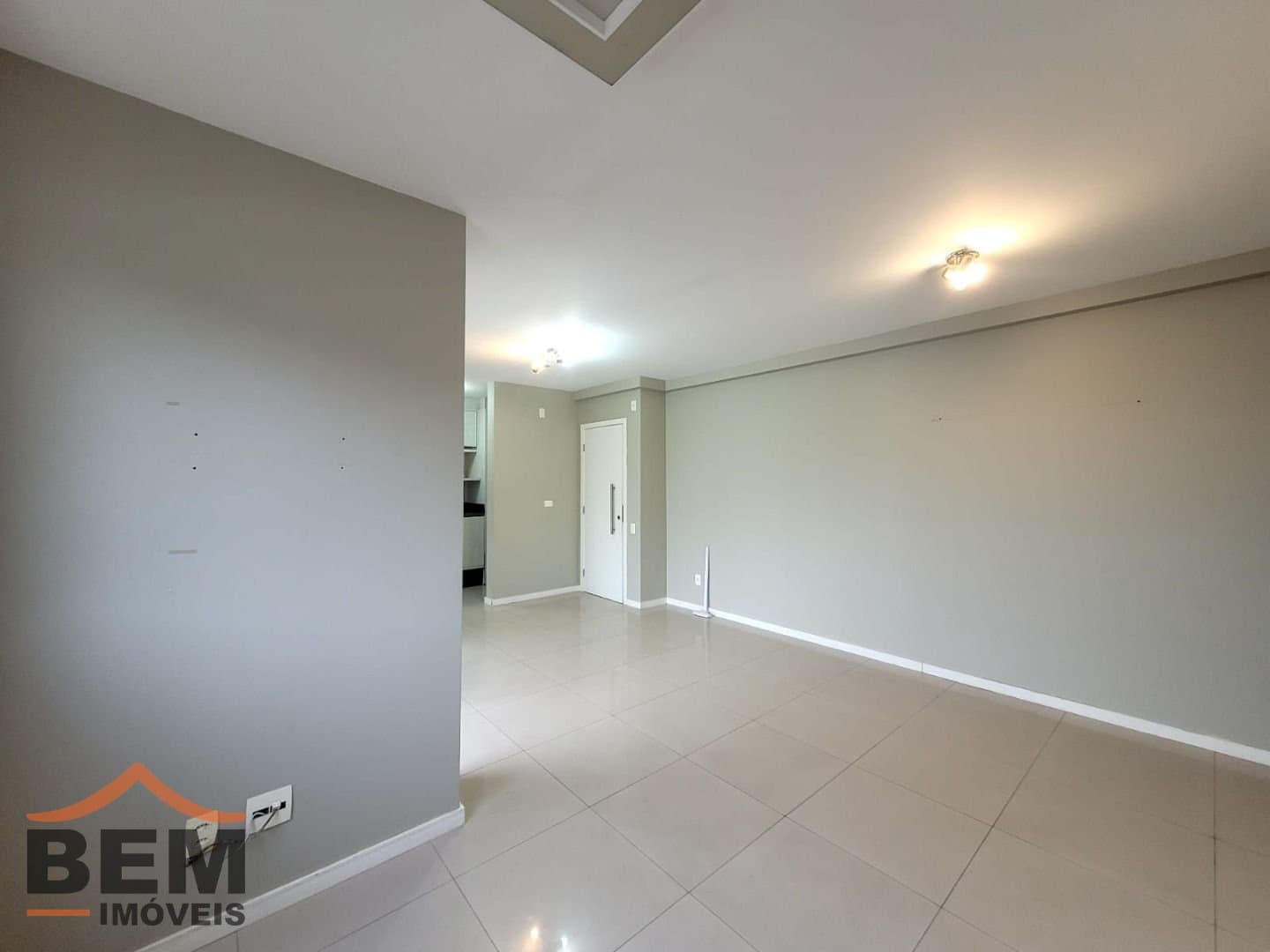 Apartamento para Locação com 3 quartos sendo 1 suíte, 2 vagas no bairro Centro em Itajaí/SC