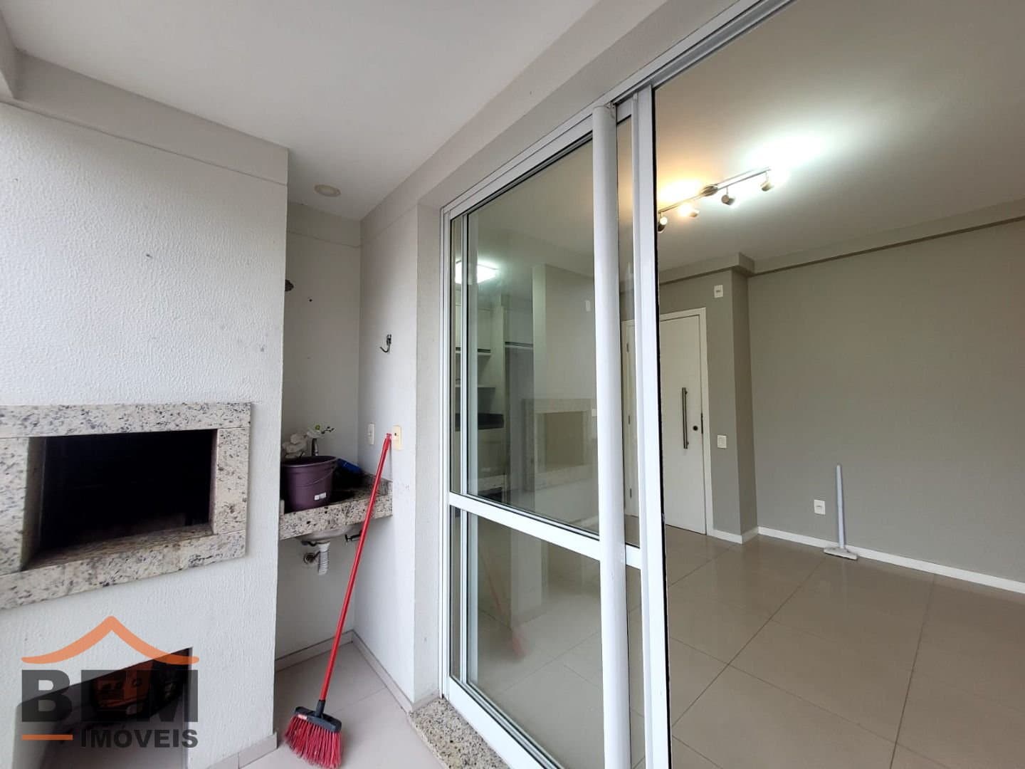 Apartamento para Locação com 3 quartos sendo 1 suíte, 2 vagas no bairro Centro em Itajaí/SC