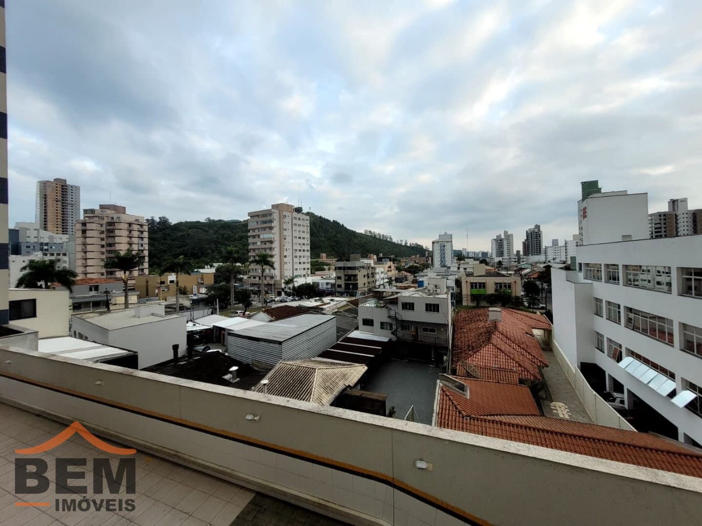 Apartamento para Locação com 3 quartos sendo 1 suíte, 2 vagas no bairro Centro em Itajaí/SC