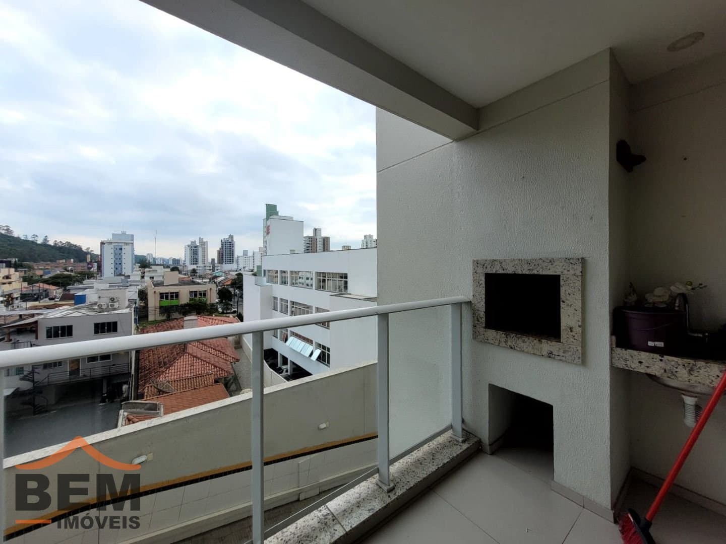 Apartamento para Locação com 3 quartos sendo 1 suíte, 2 vagas no bairro Centro em Itajaí/SC