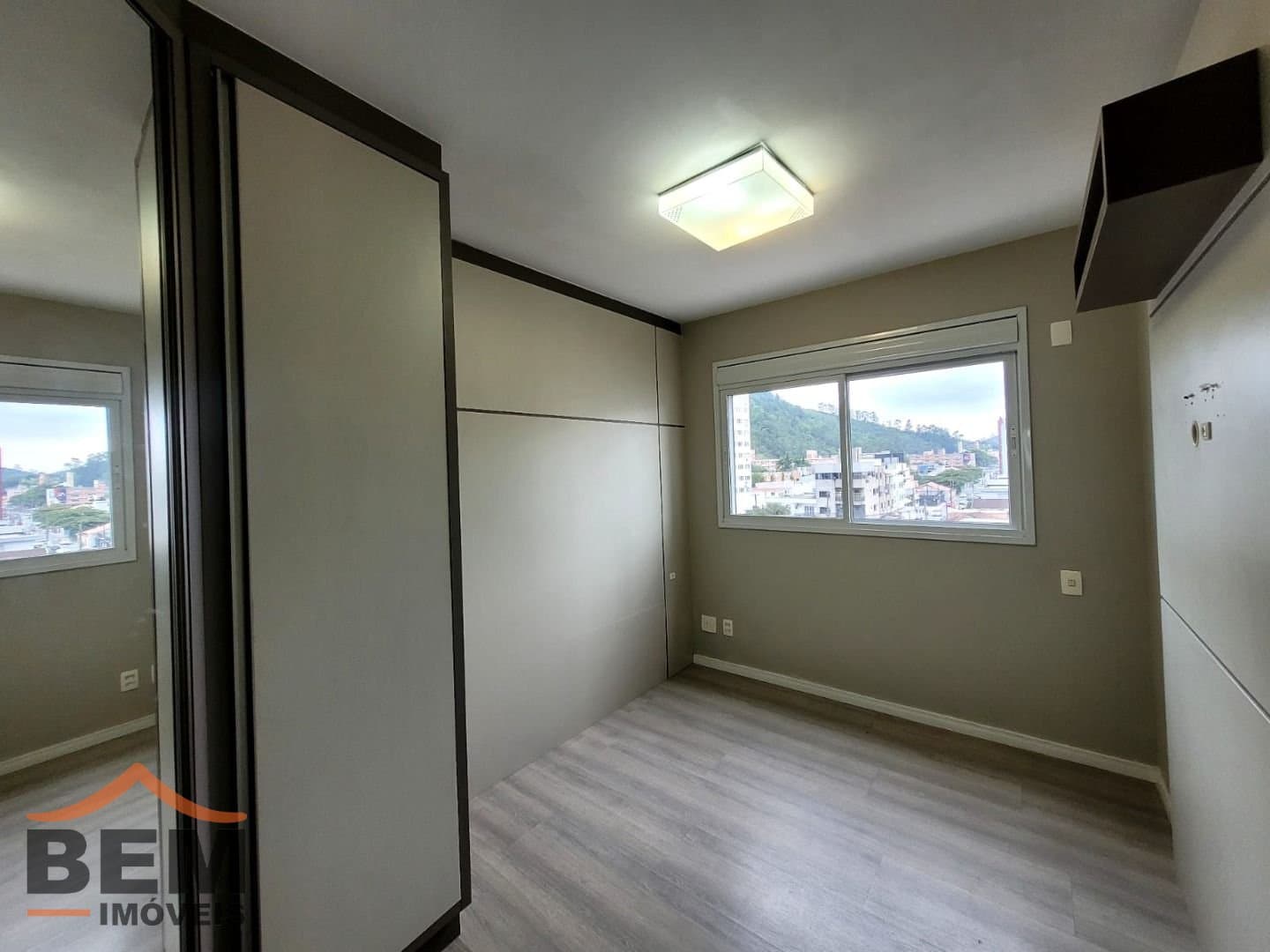 Apartamento para Locação com 3 quartos sendo 1 suíte, 2 vagas no bairro Centro em Itajaí/SC