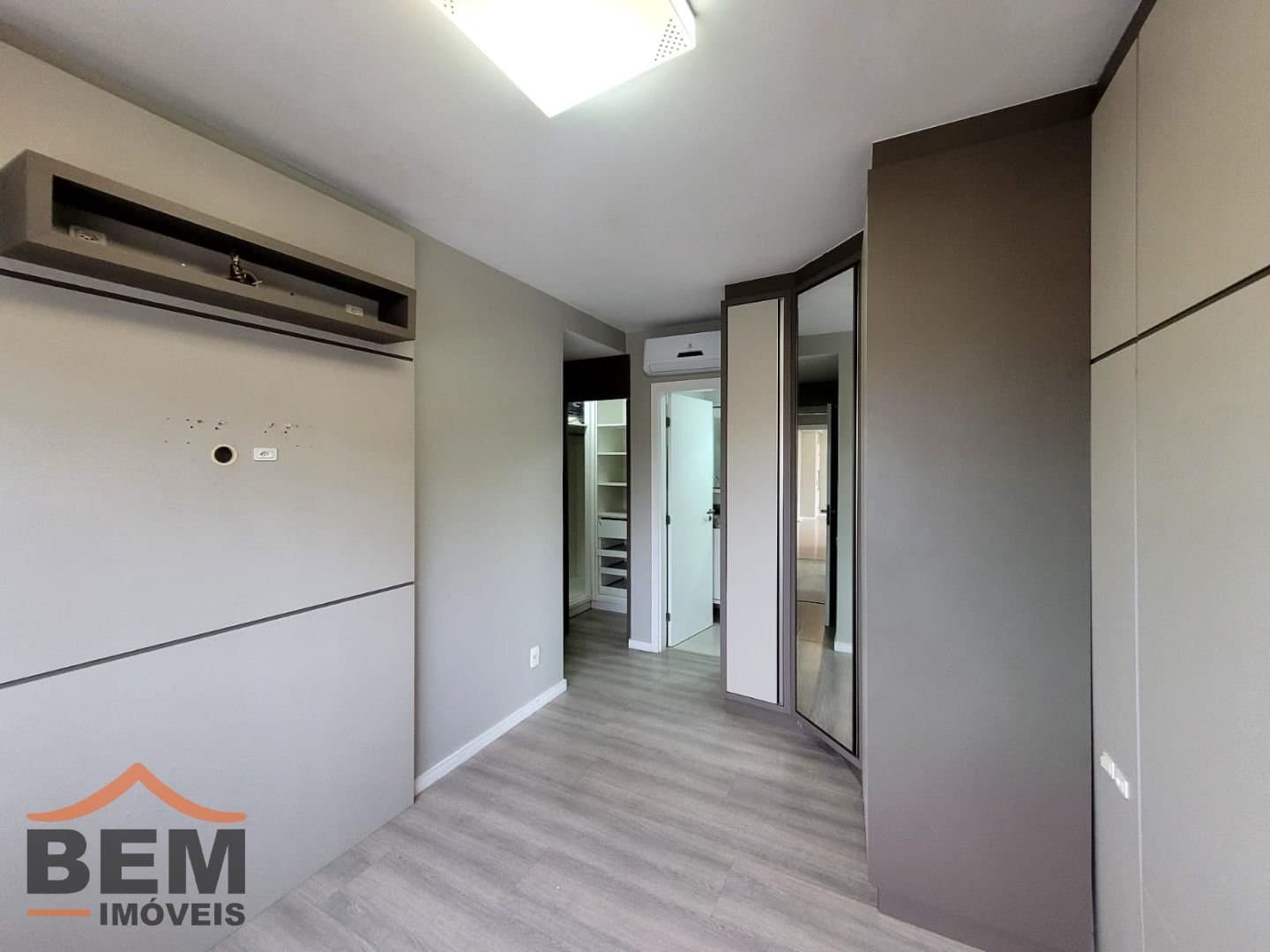 Apartamento para Locação com 3 quartos sendo 1 suíte, 2 vagas no bairro Centro em Itajaí/SC