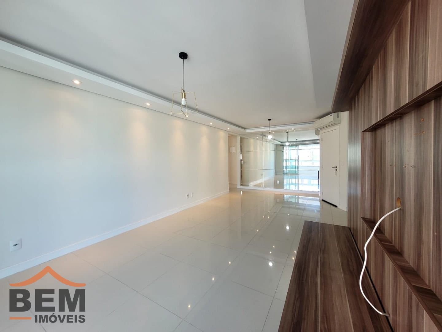 Apartamento para Locação com 3 quartos sendo 3 suítes, 2 vagas no bairro Fazenda em Itajaí/SC