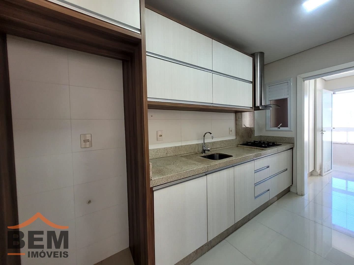 Apartamento para Locação com 3 quartos sendo 3 suítes, 2 vagas no bairro Fazenda em Itajaí/SC