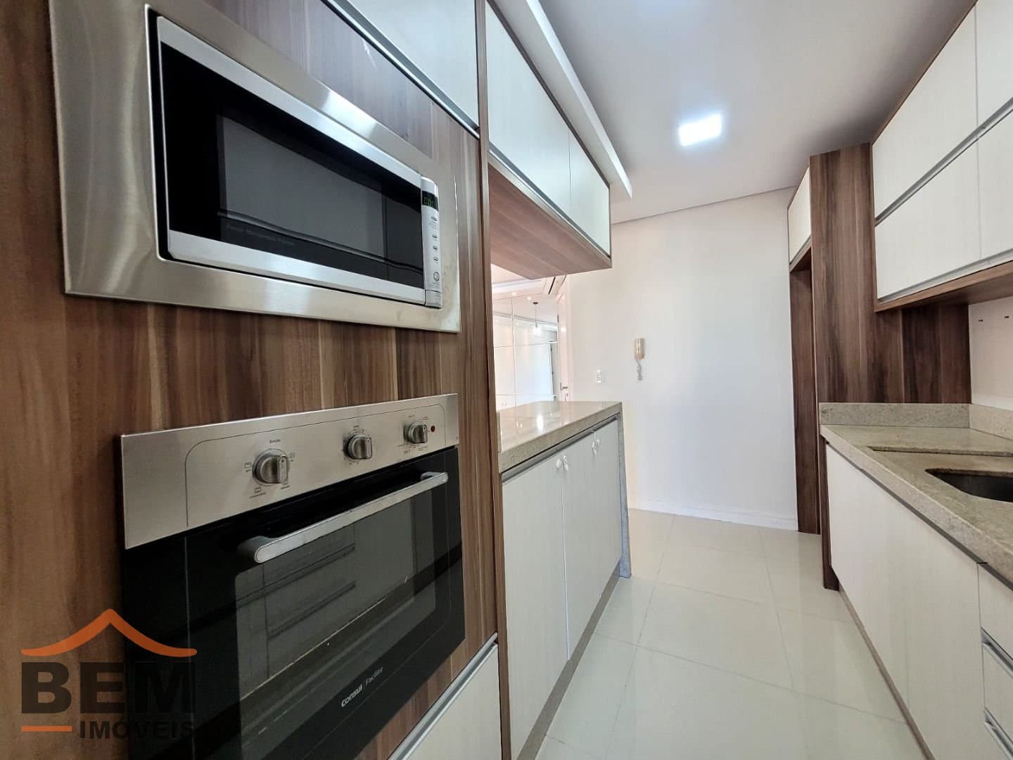 Apartamento para Locação com 3 quartos sendo 3 suítes, 2 vagas no bairro Fazenda em Itajaí/SC