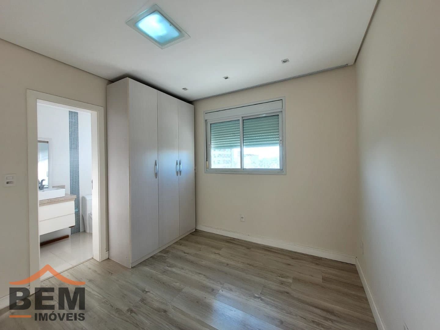 Apartamento para Locação com 3 quartos sendo 3 suítes, 2 vagas no bairro Fazenda em Itajaí/SC
