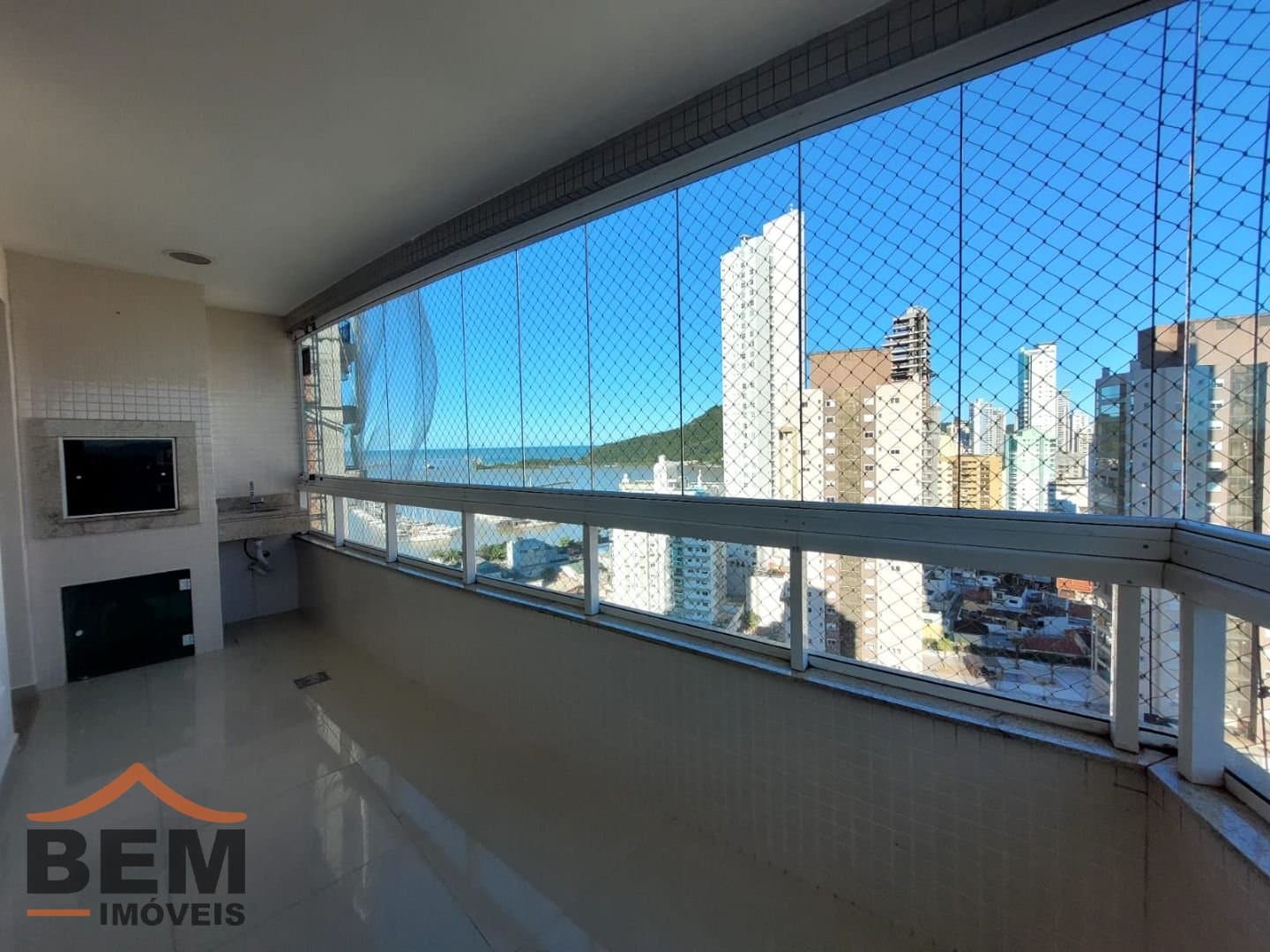 Apartamento para Locação com 3 quartos sendo 3 suítes, 2 vagas no bairro Fazenda em Itajaí/SC