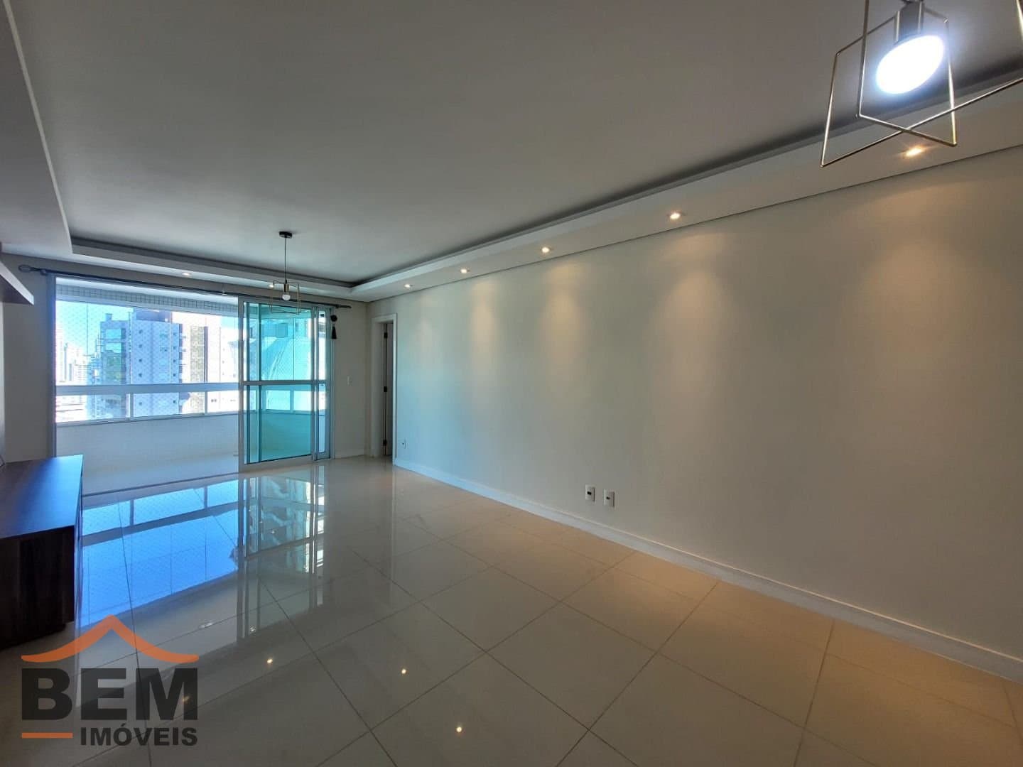 Apartamento para Locação com 3 quartos sendo 3 suítes, 2 vagas no bairro Fazenda em Itajaí/SC