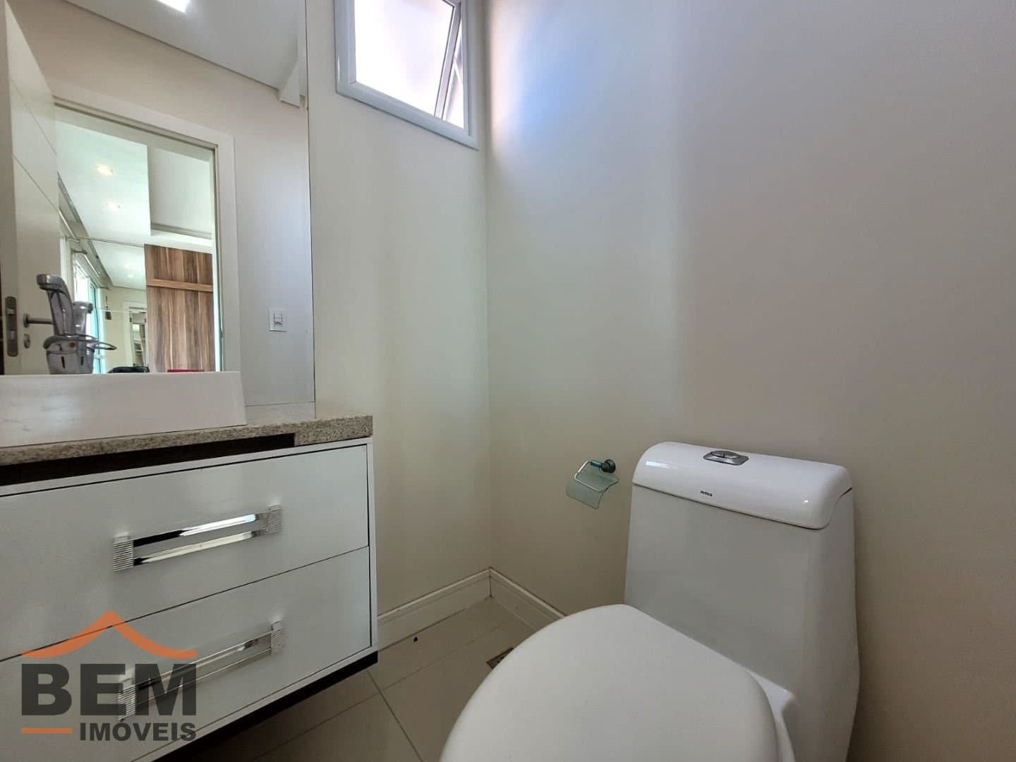 Apartamento para Locação com 3 quartos sendo 3 suítes, 2 vagas no bairro Fazenda em Itajaí/SC