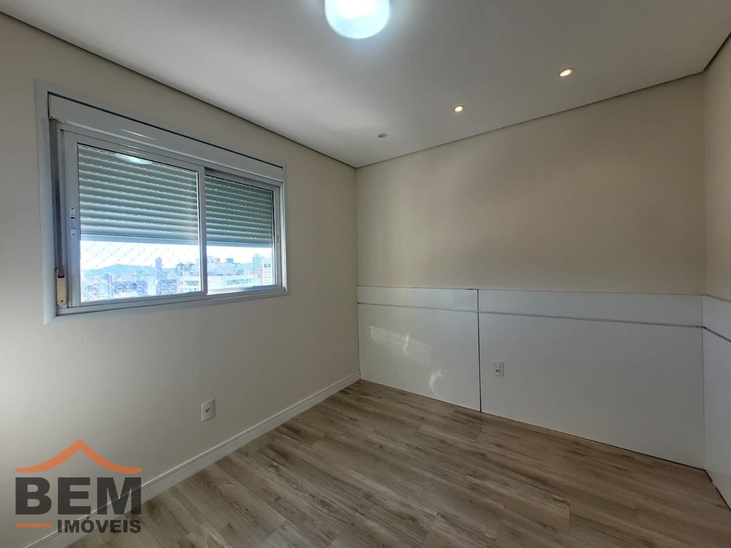 Apartamento para Locação com 3 quartos sendo 3 suítes, 2 vagas no bairro Fazenda em Itajaí/SC