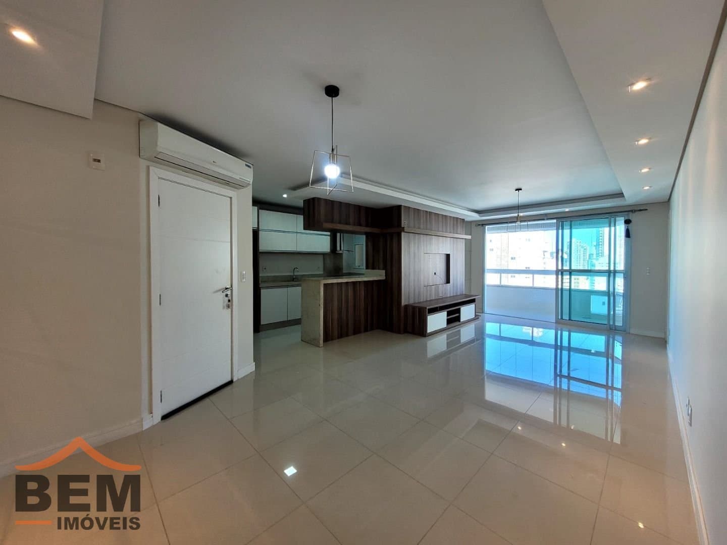Apartamento para Locação com 3 quartos sendo 3 suítes, 2 vagas no bairro Fazenda em Itajaí/SC