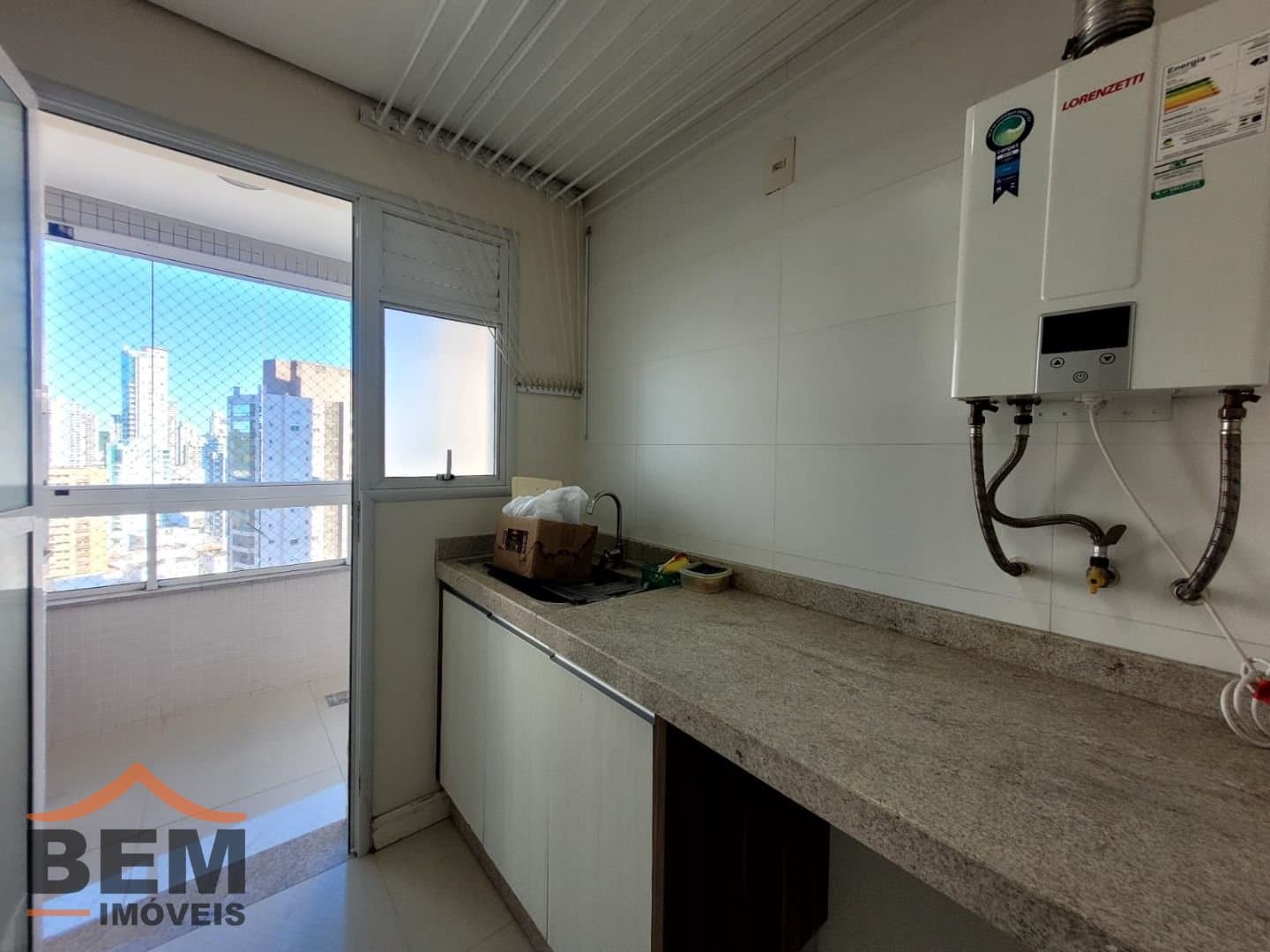 Apartamento para Locação com 3 quartos sendo 3 suítes, 2 vagas no bairro Fazenda em Itajaí/SC