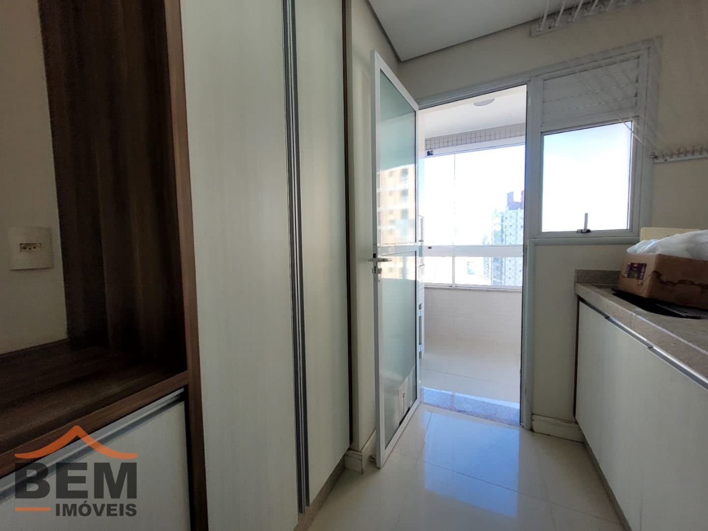 Apartamento para Locação com 3 quartos sendo 3 suítes, 2 vagas no bairro Fazenda em Itajaí/SC