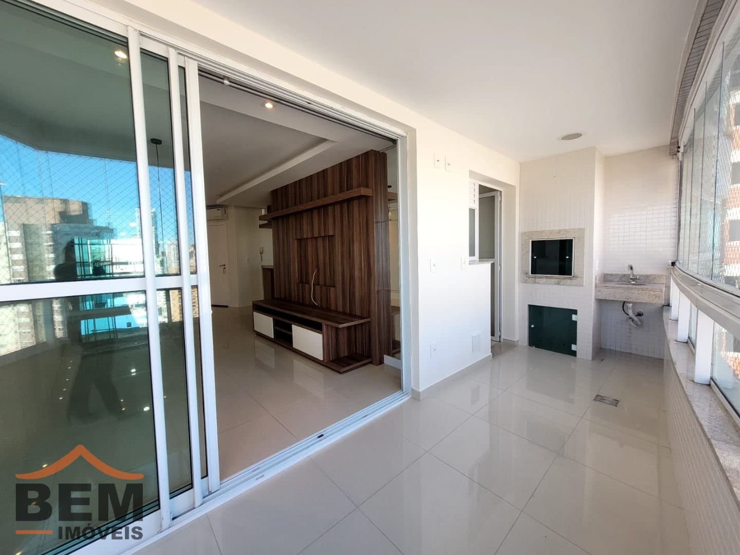 Apartamento para Locação com 3 quartos sendo 3 suítes, 2 vagas no bairro Fazenda em Itajaí/SC