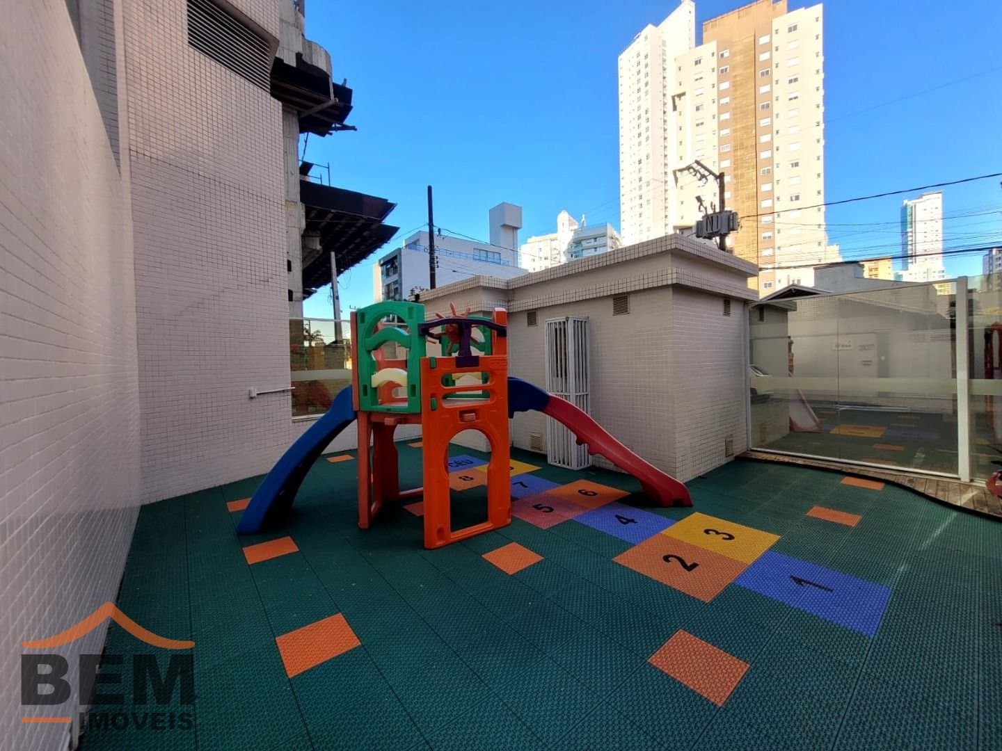 Apartamento para Locação com 3 quartos sendo 3 suítes, 2 vagas no bairro Fazenda em Itajaí/SC
