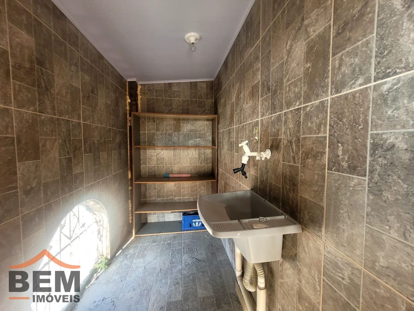 Casa para alugar com 1 quarto e 50 m² no bairro Quilômetro Doze, em Itajaí.