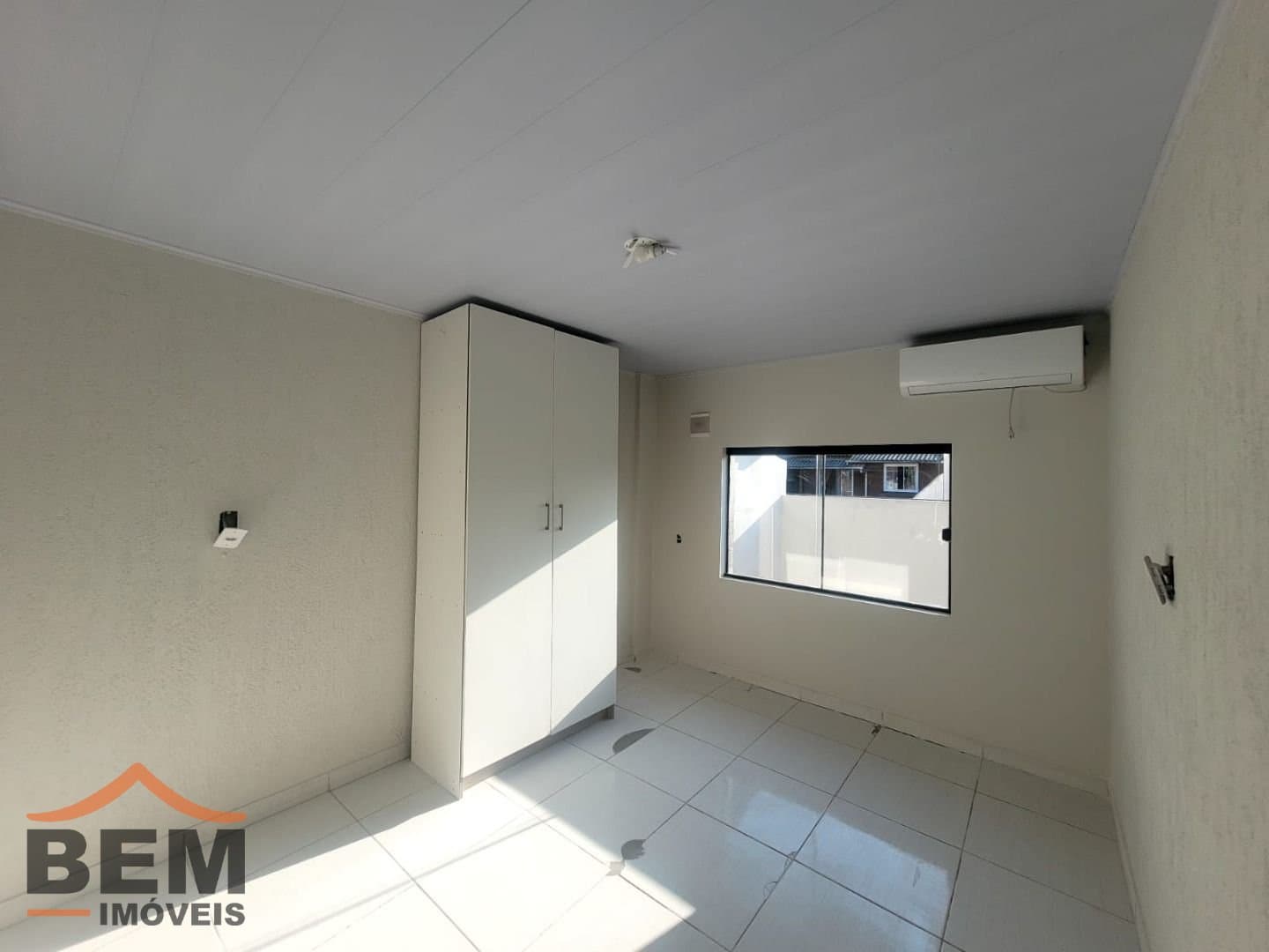 Casa para alugar com 1 quarto e 50 m² no bairro Quilômetro Doze, em Itajaí.