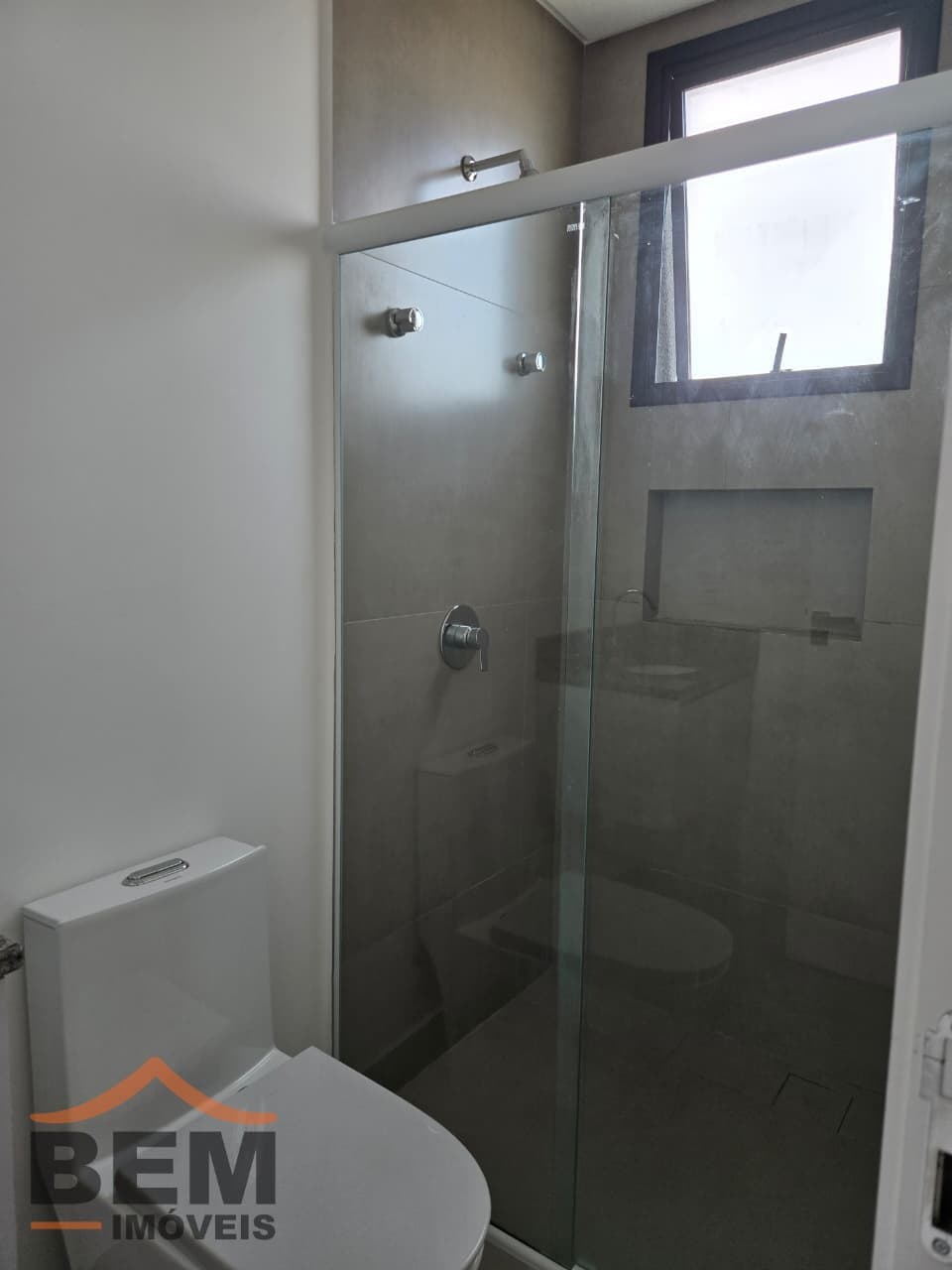 Apartamento para Locação com 2 quartos sendo 2 suítes, 1 vaga no bairro Centro em Camboriú/SC: 10- BANHEIRO SUÍTE 01